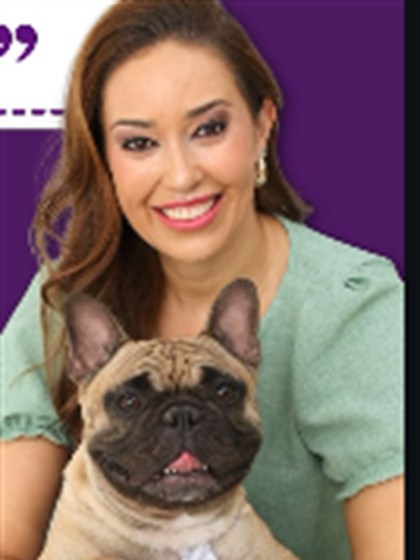 Dra. Mariana Tenório, médica-veterinária, em atendimento no consultório